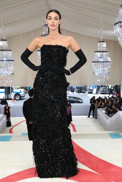 La modelo Vittoria Ceretti, musa de Chanel, con un elegante vestido de Balenciaga.