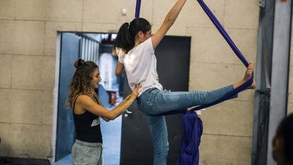 Dos de las niñas participantes en la cumbre de ciudades amigas de la infancia en Colonia.