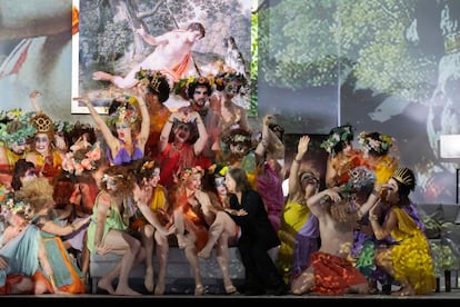 Barrie Kosky en estado puro: Lea Desandre (Eco, en el centro) y la actriz Angela Winkler, rodeadas de un despliegue multicolor de ninfas y pastores.