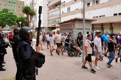 Los trabajadores del metal se concentran en la puerta de los juzgados de San José de Cádiz en apoyo a los compañeros detenidos, durante la manifestación realizada por las calles de la capital gaditana, la más multitudinaria hasta ahora desde que se inició la huelga para reclamar el nuevo convenio del metal. 
