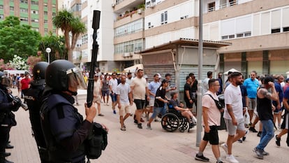 Los trabajadores del metal se concentran en la puerta de los juzgados de San José de Cádiz en apoyo a los compañeros detenidos, durante la manifestación realizada por las calles de la capital gaditana, la más multitudinaria hasta ahora desde que se inició la huelga para reclamar el nuevo convenio del metal.