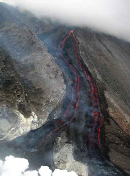 El volcán de la isla sureña de Strómboli, cercana a Sicilia, comenzó a expulsar lava hace unos días, por lo que las autoridades aconsejaron a la población que se alejase de la costa.