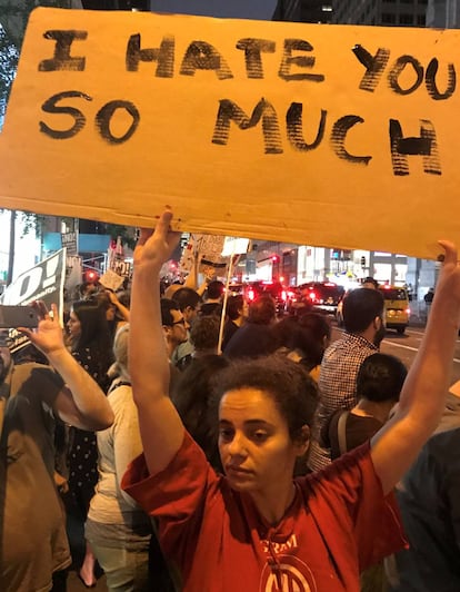 "Te odio tanto", reza una pancarta, el martes, frente a la Torre Trump de Nueva York, en la que estaba el presidente