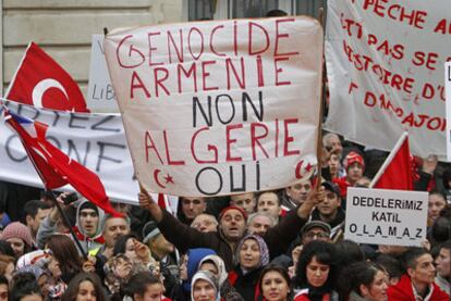 Miembros de la comunidad turca en Francia protestan ante la Asamblea Nacional ayer en París.