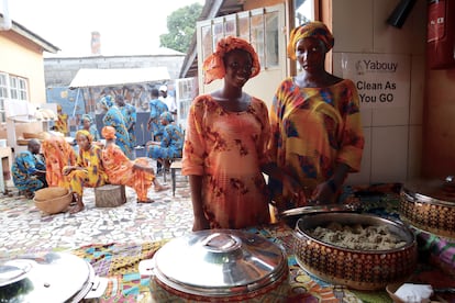 En la escuela de cocina Yabouy Home Cooking, en Gambia, los alumnos aprenden recetas tradicionales a punto de desaparecer. Esta es una forma de conocer mejor su propia cultura y preservarla. En la foto, unas alumnas cocinan cuscús y varias salsas, de cacahuetes, de ostras o de vegetales.