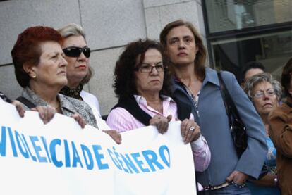 Mujeres asistentes a la concentración contra la violencia de género convocada ayer por el Ayuntamiento de Getafe.