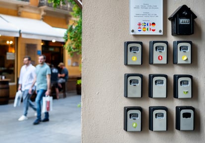 De compras por Málaga, y telefonillo de un edificio lleno de pisos turísticos en el centro de la ciudad.