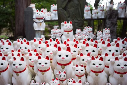 Figurillas de gato llamadas "maneki-neko" en el templo de Gotokuji, en Tokio.