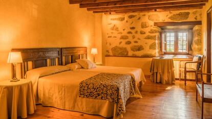 Una habitación de La Casa de Arriba, en Navarredonda (Ávila).