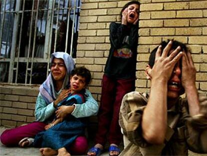 Una familia iraquí llora la muerte de un padre, un hijo y otro familiar, que fueron tiroteados por <i>marines</i> en un control en Bagdad.