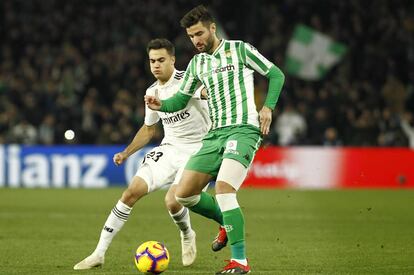 El jugador del Real Betis Barragán es presionado por el jugador del Real Madrid, Reguilón.