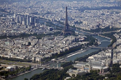 Vista aérea de los 330 metros de la Torre Eiffel junto al río Sena.