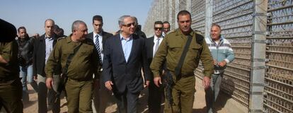 Benjamín Netanyahu visita la nueva valla en la frontera con Jordania