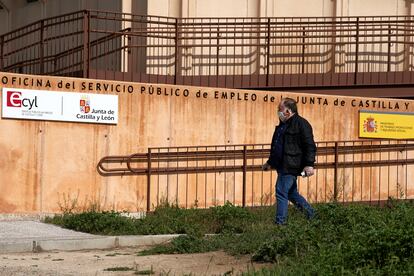 Un hombre con mascarilla pasa ante la entrada de la oficina del Servicio Público de Empleo de la Junta de Castilla y León en Ávila.