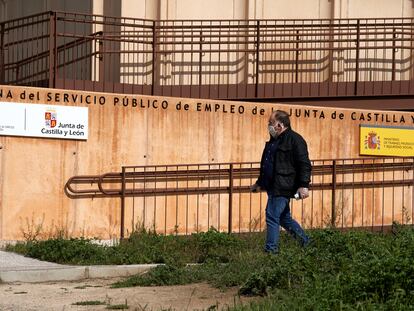 Un hombre con mascarilla pasa ante la entrada de la oficina del Servicio Público de Empleo de la Junta de Castilla y León en Ávila.