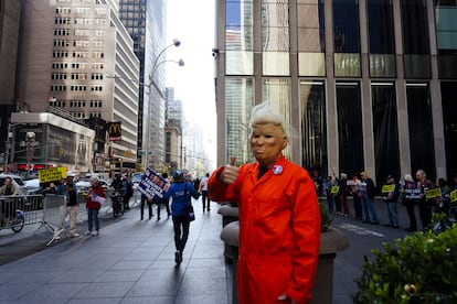 Un manifestante protesta en contra de Trump, frente a la sede neoyorkina de Fox News.