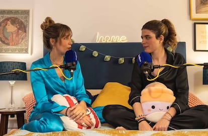 Nuria Casas y Raquel Martínez (también conocida como Bonbonreich) comparten risas y confidencias en su podcast Pijama Party.