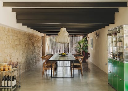 Madera de roble negro para la mesa que protagoniza el espacio principal, y diáfano, de la zona de día.