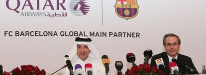 Akbar Al Baker, consejero delegado de Qatar Airways, y Javier Faus, vicepresidente Económico del F. C. Barcelona, hoy en Doha.
