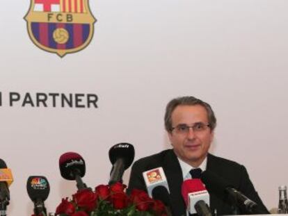 Akbar Al Baker, consejero delegado de Qatar Airways, y Javier Faus, vicepresidente Econ&oacute;mico del F. C. Barcelona, hoy en Doha.