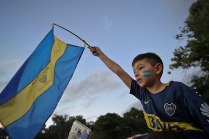 Un hincha de Boca despide al autobús del equipo, que parte rumbo a España.