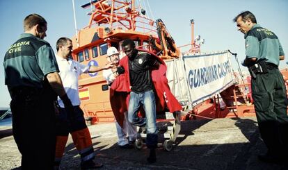 Inmigrantes rescatados por salvamento a su llegada a Tarifa.