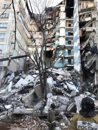 Las autoridades confían en que puedan rescatar de entre los escombros a los desaparecidos, cuya cifra asciende a 68. En la imagen, vista del edificio tras su derrumbe en la ciudad rusa de Magnitogorsk.
