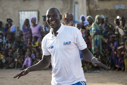 Osseynou Mamadou Coulibaly, miembro del grupo teatral Alpha Chapó, durante una representación contra la malnutrición en el pueblo de Borujji.