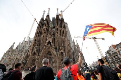 Concentración independentista junto a la basílica de la Sagrada Familia, este viernes, en Barcelona.