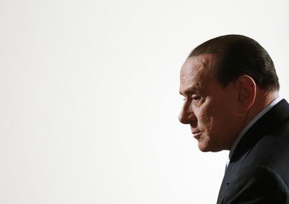 La oficina de prensa de Berlusconi emitió un comunicado desmintiendo toda esta información, según informa EFE. "El presidente Silvio Berlusconi está muy bien. Simplemente se ha sentado tras haber mantenido un largo y comprometido discurso, todo el tiempo de pie, durante una hora y media", aseguró la oficina de prensa. Subrayó que "no hay ningún desvanecimiento, ningún soponcio, nada de nada".