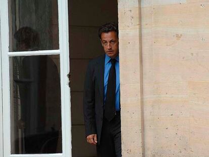 Nicolas Sarkozy sale de la reunión con François Chereque, secretario general del sindicato reformista francés CFDT, celebrada ayer en París
.
