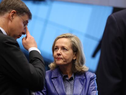 El vicepresidente de la Comisión Europea, Valdis Dombrovskis, habla con la vicepresidenta Nadia Calviño, en Luxemburgo.