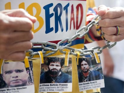Un hombre marcha con imágenes de secuestrados.