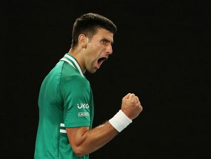 Novak Djokovic celebra un punto contra el alemán Alexander Zverev en el Abierto de Australia 2021, el pasado febrero.