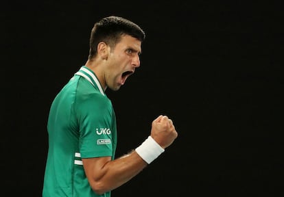 Novak Djokovic celebra un punto contra el alemán Alexander Zverev en el Abierto de Australia 2021, el pasado febrero.