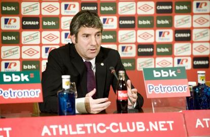 Josu Urrutia, durante la rueda de prensa en Ibaigane.