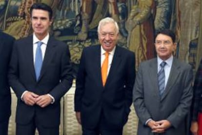 Los ministros de Asuntos Exteriores y Cooperación, José Manuel García-Margallo (c), e Industria, Energía y Turismo, José Manuel Soria, posan con el secretario general de la Organización Mundial del Trabajo, Taleb Rifai, durante el encuentro mantenido hoy en Madrid.