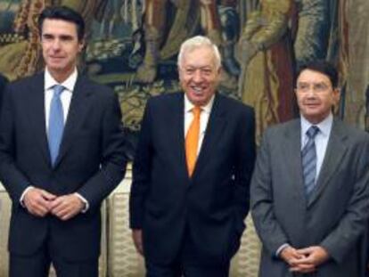 Los ministros de Asuntos Exteriores y Cooperación, José Manuel García-Margallo (c), e Industria, Energía y Turismo, José Manuel Soria, posan con el secretario general de la Organización Mundial del Trabajo, Taleb Rifai, durante el encuentro mantenido hoy en Madrid.