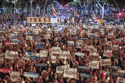 Manifestaci&oacute;n en Barcelona contra el arresto de los dos l&iacute;deres separatistas catalanes, Jordi S&agrave;nchez y Jordi Cuixart, el pasado 17 de octubre.