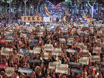 Manifestaci&oacute;n en Barcelona contra el arresto de los dos l&iacute;deres separatistas catalanes, Jordi S&agrave;nchez y Jordi Cuixart, el pasado 17 de octubre.