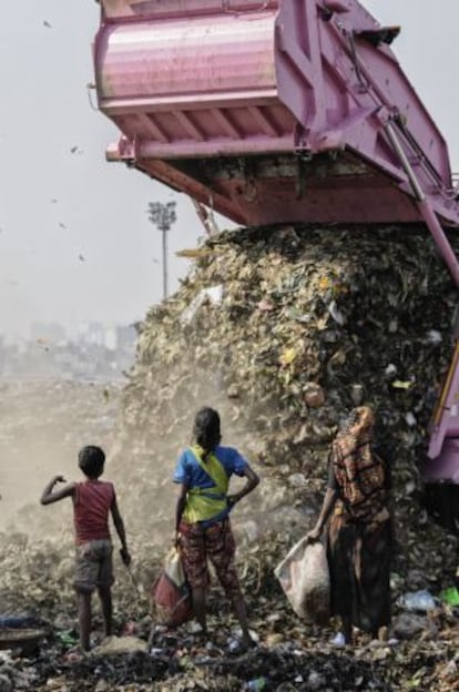 La llegada de un camión de la basura es bienvenida con expectación.