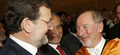 Rodrigo Rato en compañía de Mariano Rajoy durante el acto de investidura