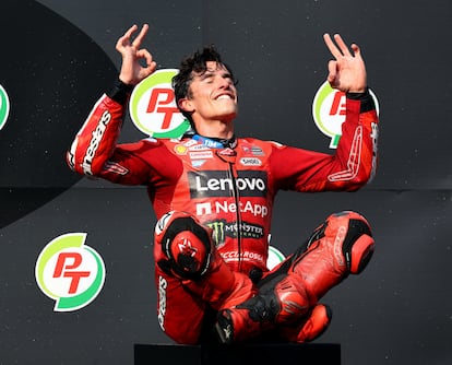 Marc Márquez en el podio tras la carrera. 