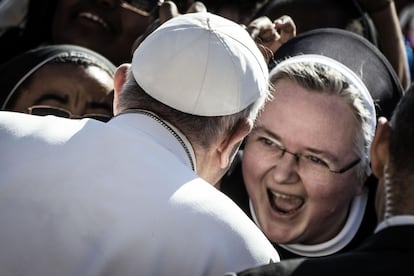 Una monja saluda al Papa Francisco en la Plaza de San Pedro del Vaticano, el 22 de abril de 2015.