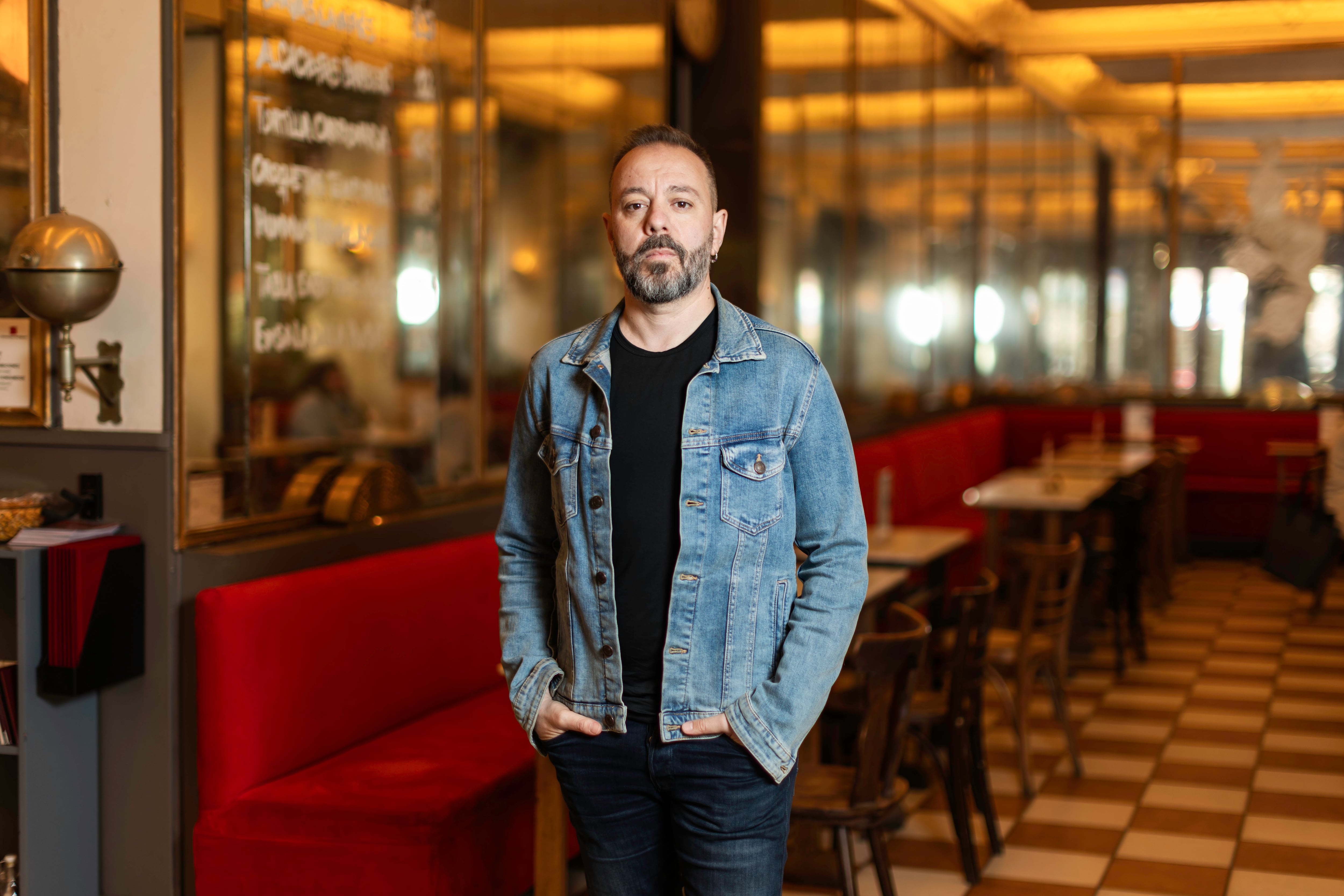 El periodista Antonio Maestre retratado el 25 de marzo de 2026 en el café Barbieri de Lavapiés (Madrid).