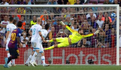 El guardameta neerlandés del PSV Eindhoven Jeroen Zoet (d), durante el gol que le ha anotado el delantero argentino del FC Barcelona Lionel Messi (2i), durante el partido correspondiente a la primera jornada del grupo B de la Liga de Campeones que se ha disputado hoy en el Estadio Camp Nou, en Barcelona.