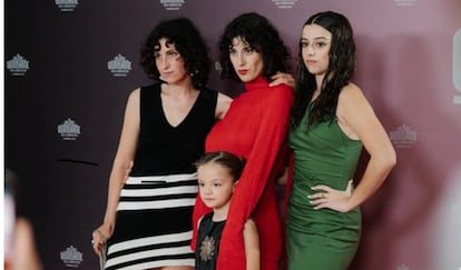 Elena Martín, de rojo, en la presentación de su película en la Quincena en Cannes, acompañada por Carla Linares (izquierda), Clàudia Dalmau (derecha) y Mila Borràs (centro).