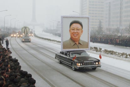 El coche que abre el cortejo fúnebre exhibe un gigantesco retrato del difunto Kim Jong-il, ayer en Pyongyang.
