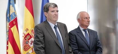 El nuevo presidente de la Autoridad Portuaria de Valencia, Aurelio Martínez, junto a su antecesor Rafael Aznar.