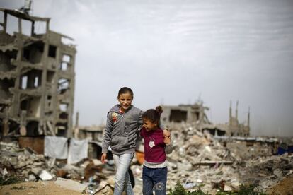 Unos niños caminan entre las ruinas del barrio de al-Shejaiya en Gaza.